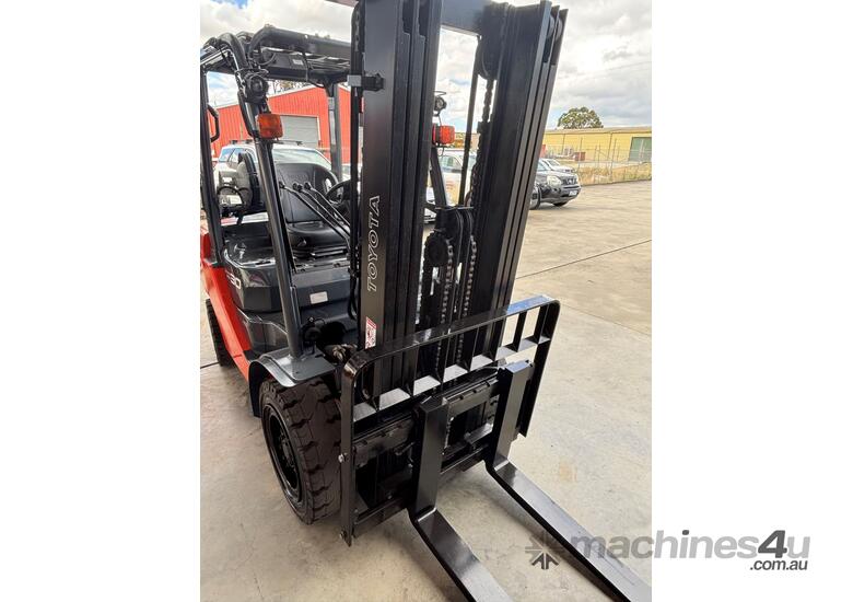 caption Toyota 2016 Toyota 8FG30 Tonne LPG forklift