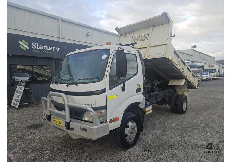 caption 2004 Hino Dutro 4x2 Tipper