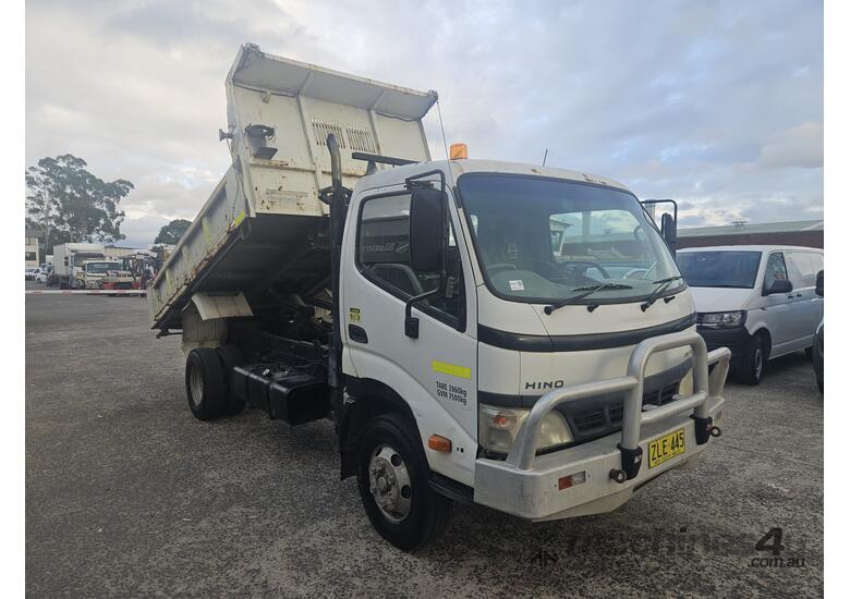 caption 2004 Hino Dutro 4x2 Tipper