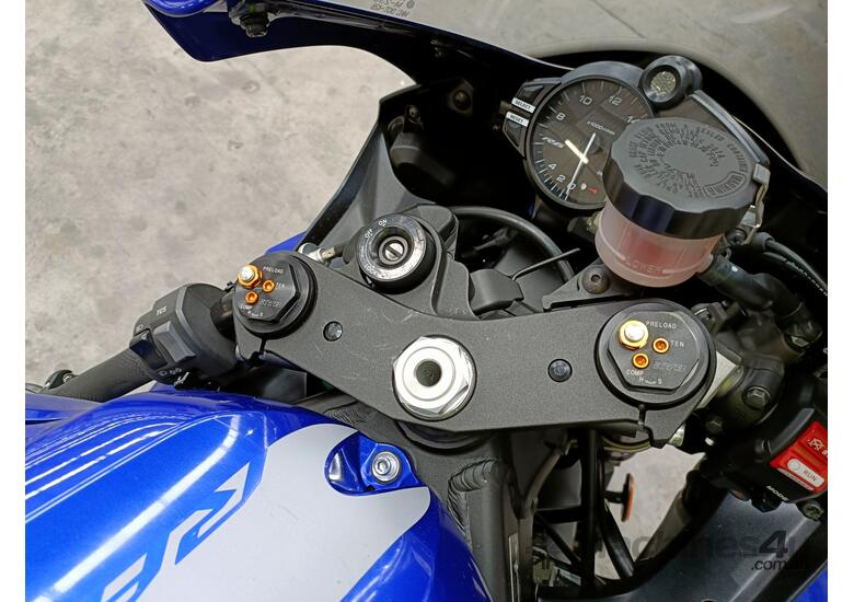 caption 2020 Yamaha YZF R6 Motorcycle