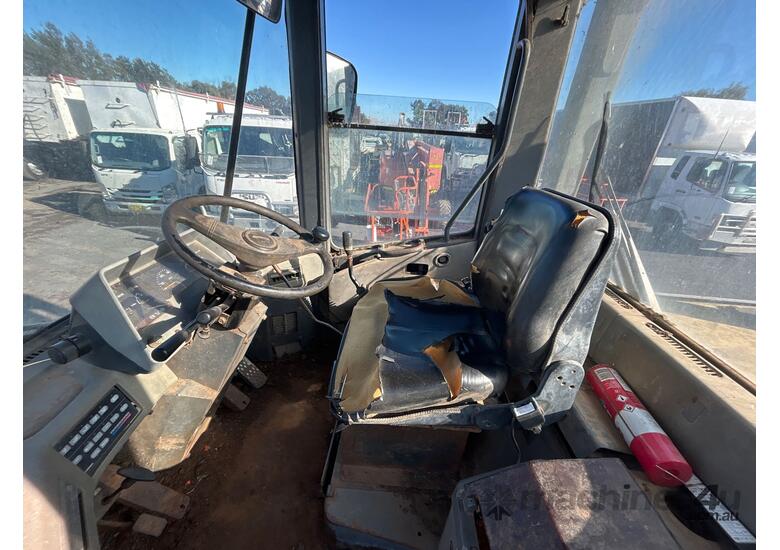 caption Komatsu WA100-3 Loader