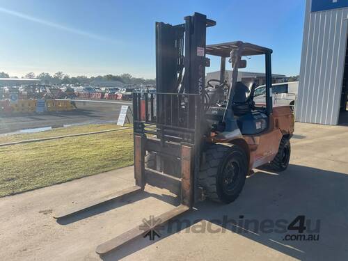 caption 2011 Toyota 02-7FDA50 Forklift