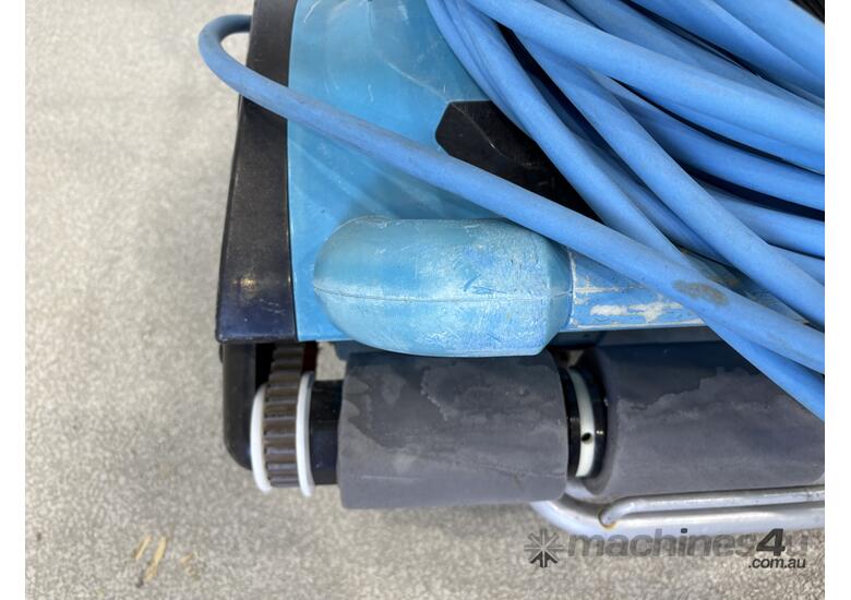 caption Robotek Robo Max40 Pool Cleaner (Ex-Council)