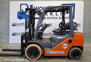 Wollongong Forklift: 2014 Toyota 2.5T, LPG, 3-Stage Container Mast, 4.3m Lift!