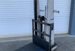 CROWN MANUAL PICKER STACKER (PLATFORM LIFTER)