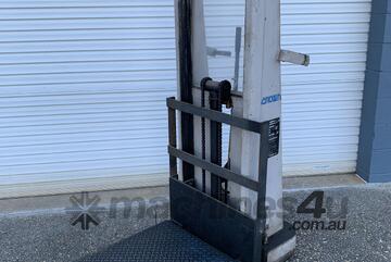 CROWN MANUAL PICKER STACKER (PLATFORM LIFTER)