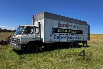Nissan   8T body truck