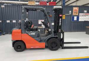 TOYOTA 8FG25 61326 2015 MODEL 2.5 TON 2500 KG CAPACITY LPG/GAS FORKLIFT 4.5 M CONTAINER MAST