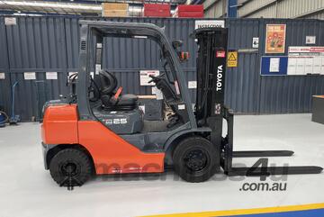 TOYOTA 8FG25 61326 2015 MODEL 2.5 TON 2500 KG CAPACITY LPG/GAS FORKLIFT 4.5 M CONTAINER MAST