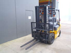 New 2.5T LPG Container Forklift - picture2' - Click to enlarge