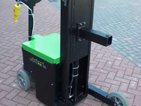 Electric Pull-Push Tug 2500kg Capacity with Lifter & Remote Control - picture2' - Click to enlarge