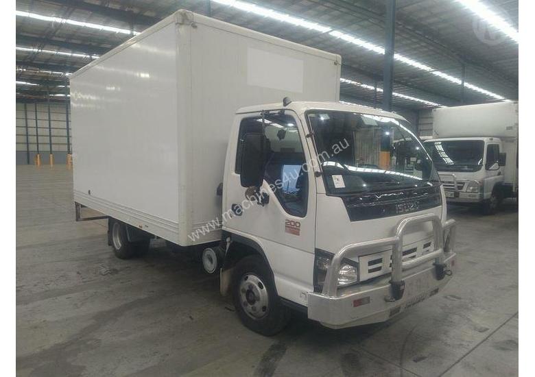 caption Isuzu NPR200M