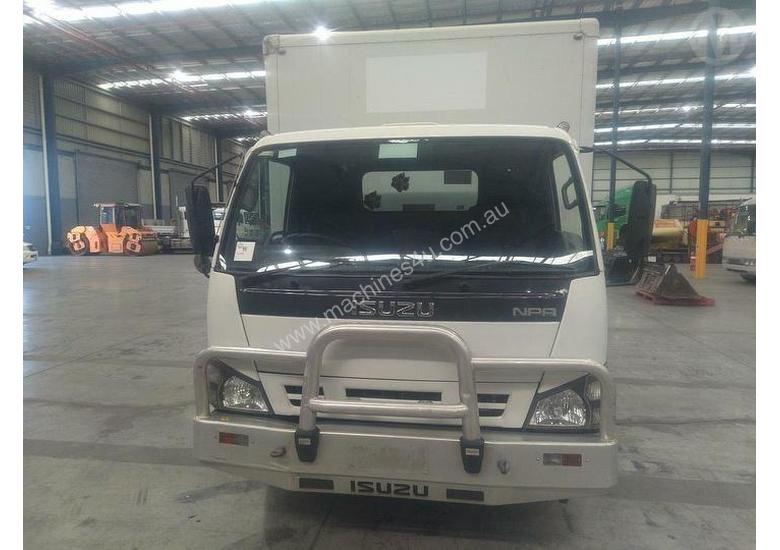 caption Isuzu NPR200M