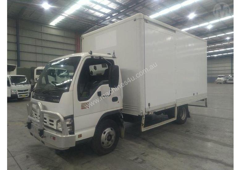 caption Isuzu NPR200M