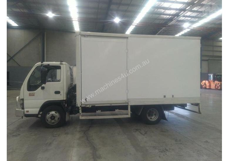 caption Isuzu NPR200M