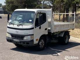 2006 Hino Dutro U305 - picture2' - Click to enlarge