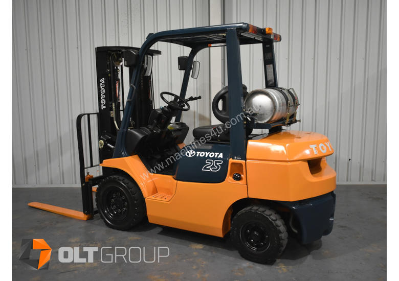 caption Toyota 7FG25 2.5 Tonne Forklift LPG Container Mast Sideshift Solid Tyres Low Hours