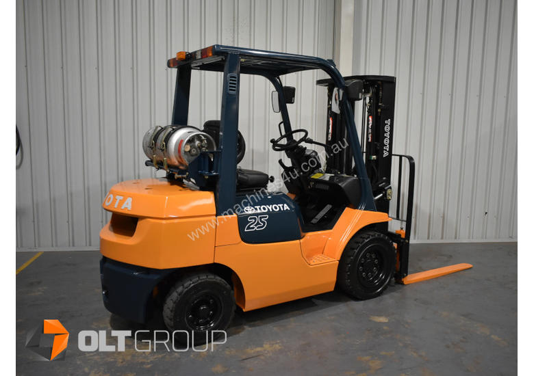 caption Toyota 7FG25 2.5 Tonne Forklift LPG Container Mast Sideshift Solid Tyres Low Hours