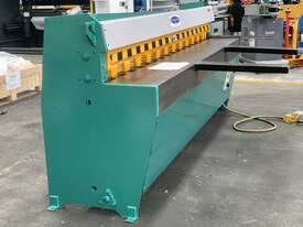 2500mm x 3.2mm Hydraulic Guillotine Ready To Go - Volt - picture0' - Click to enlarge