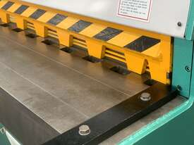 2500mm x 3.2mm Hydraulic Guillotine Ready To Go - Volt - picture2' - Click to enlarge