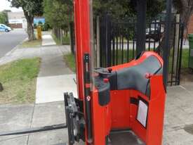 Linde E10 - Compact Electric Counterbalance Stacker - 1T Capacity - picture2' - Click to enlarge