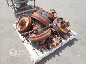 PALLET COMPRISING OF CATERPILLAR 633/639D 6 X ELEVATOR IDLER ROLLERS & 4 X ELEVATOR SPROCKETS - picture0' - Click to enlarge