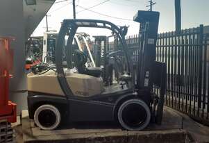 ACTIVE FORKLIFTS - 2010 Crown Forklift 3.3 Ton Container Entry 4.8m Lift very Low Hours