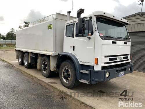 2001 International ACCO 2350