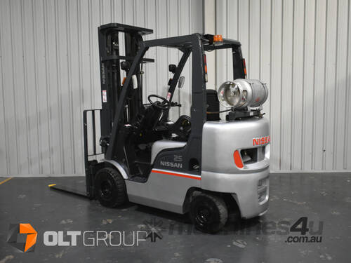 Nissan 2.5 Tonne Compact Forklift 3 Stage 5.5m Mast LPG Solid Tyres