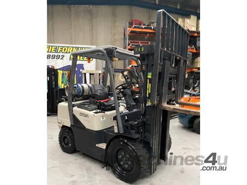 Crown 3 Ton LOW LOW HOURS Forklift 