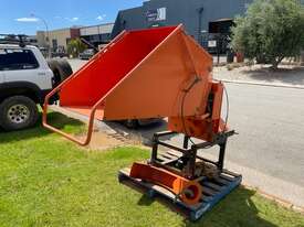 Wood Chipper Barrett 3PL PTO 6 in feed takes 4 inch log - picture1' - Click to enlarge