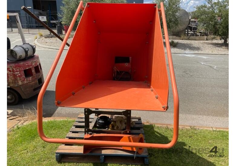 Used barrett Wood Chipper Barrett 3PL PTO 6 in feed takes 4 inch log