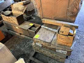 1x Pallet And Crate Of Caterpillar Accessories - picture0' - Click to enlarge