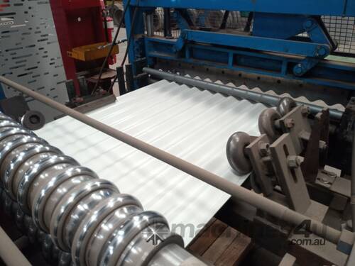 Corrugated roll forming machine and decoiler