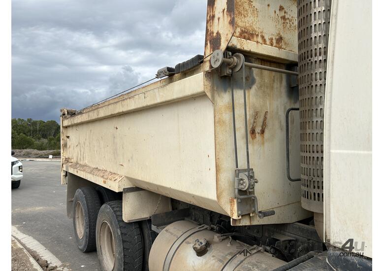 caption 2000 Volvo FM12 Tipper Truck