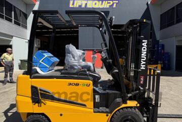 Hyundai 3 Tonne Electric Forklift