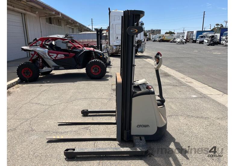 caption Crown ST3020TT4250 Reach Stacker