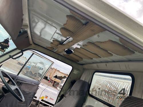 caption 1998 Daihatsu Delta Tipper
