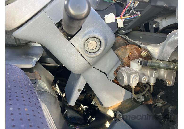 caption 2005 Mitsubishi Fuso Canter 7/800 Cab Chassis Day Cab