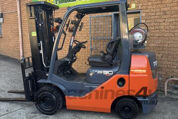 3 TON TOYOTA COMPACT FORKLIFT LOW HOURS