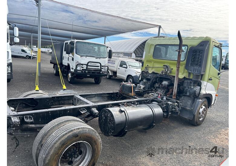 caption 2006 Hino FC4J Cab Chassis