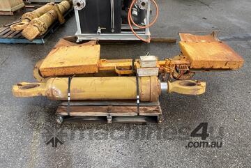 Caterpillar 998G Lifting Cylinder and 1x Truck Mudflap Rail
