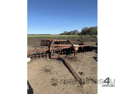 caption INTERNATIONAL 770 DISC PLOUGH