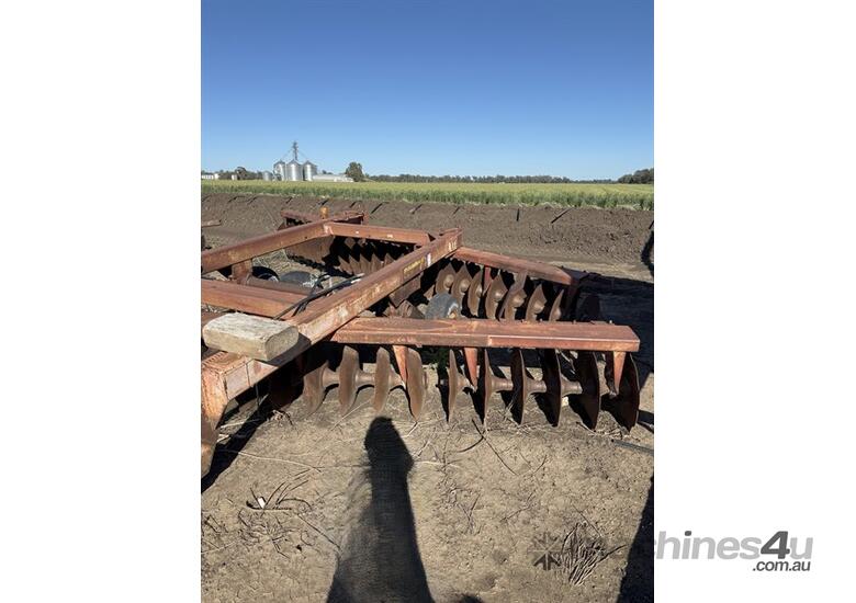 caption INTERNATIONAL 770 DISC PLOUGH