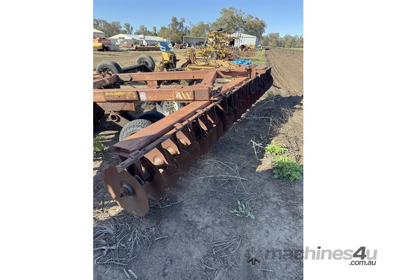 caption INTERNATIONAL 770 DISC PLOUGH