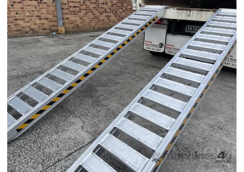 3.7m - 9Tonne Heavy Duty Rubber Track, Rubber Tyre Machinery Loading Ramps