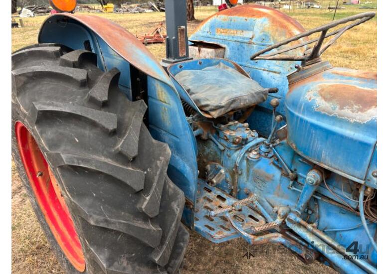 FORDSON SUPER DEXTA TRACTOR