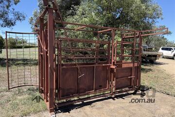 THOMPSON LONGHORN CATTLE CRUSH