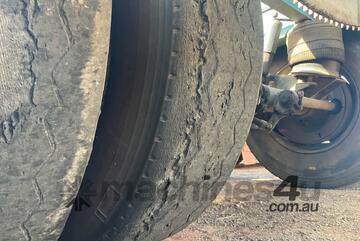 2000 Maxitrans ST3 Tri Axle Skel Trailer