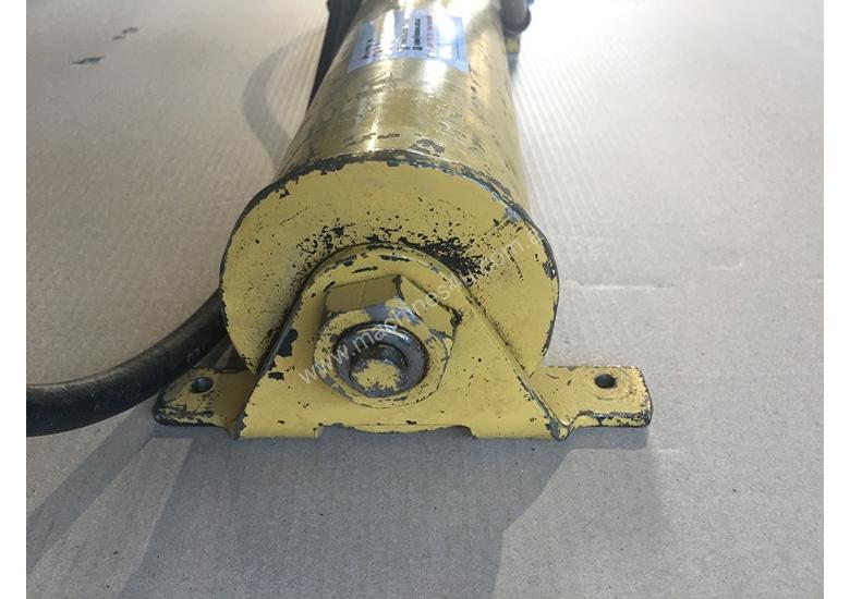 caption Enerpac Hydraulic P80 Hand Pump Two Speed Steel Body